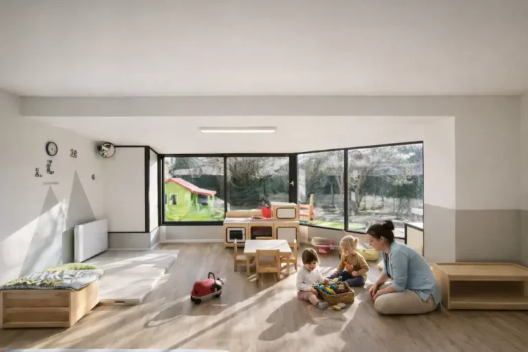 Salle de vie crèche de Sainte-Geneviève-des-Bois, cadre lumineux